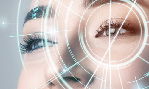 Illustration de la correction d'une lentille de contact autour de l'œil d'une jeune femme