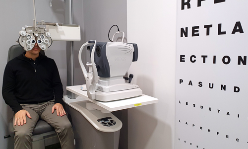 Homme effectuant un test de vue chez Valérie Verhaeghe opticien à Blagnac près de Toulouse